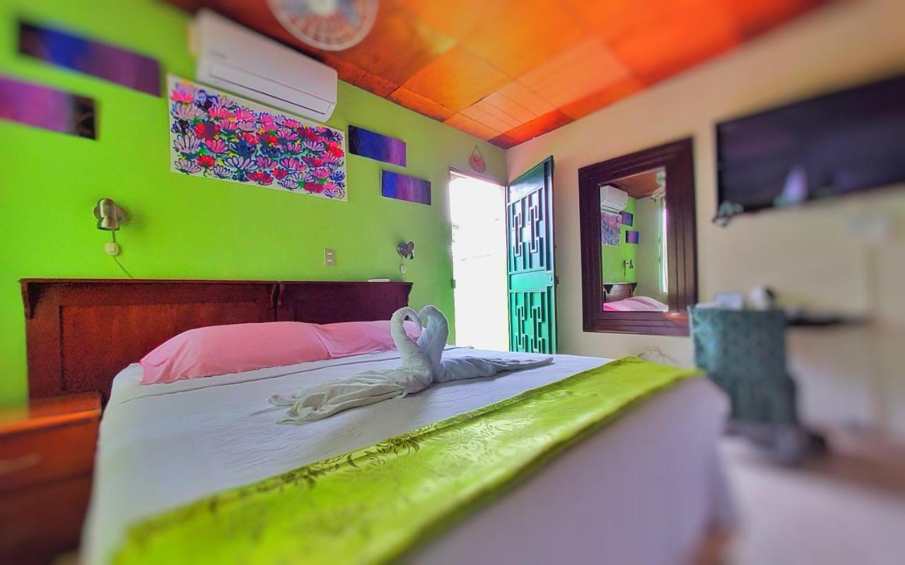 Hotel Oasis Сан-Сальвадор Экстерьер фото