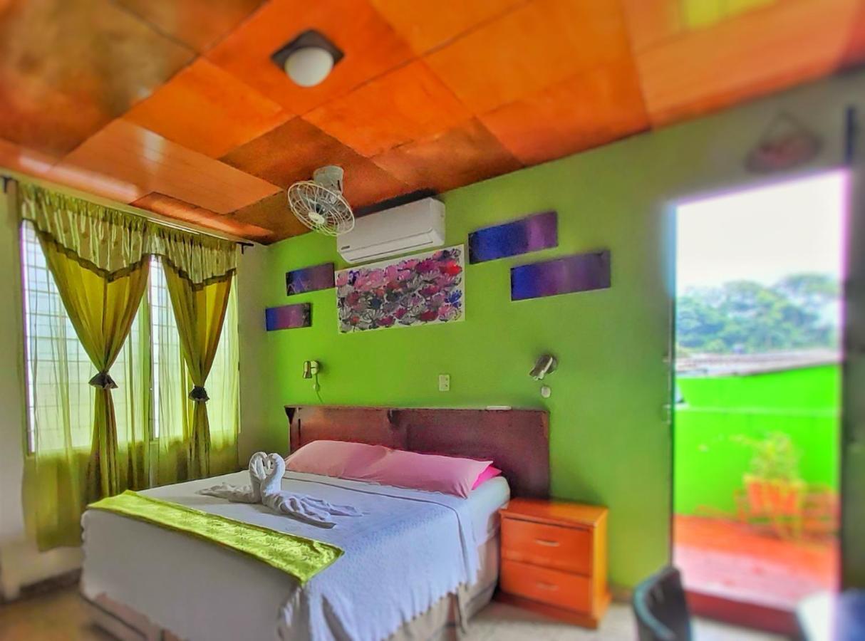 Hotel Oasis Сан-Сальвадор Экстерьер фото